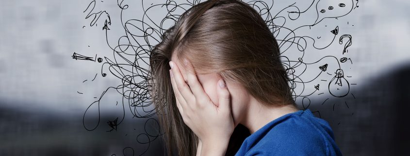 Anksiyete nedir ve belirtileri nelerdir temasını anlatan sakin psikoloji görseli.