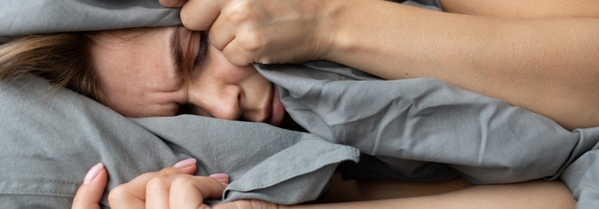 Uyku bozukluğu nedir sorusunu anlatan uyuyan kişi temalı görsel – Antalya Yankı Psikolojik Danışmanlık Merkezi