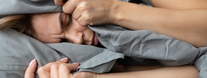 Uyku bozukluğu nedir sorusunu anlatan uyuyan kişi temalı görsel – Antalya Yankı Psikolojik Danışmanlık Merkezi