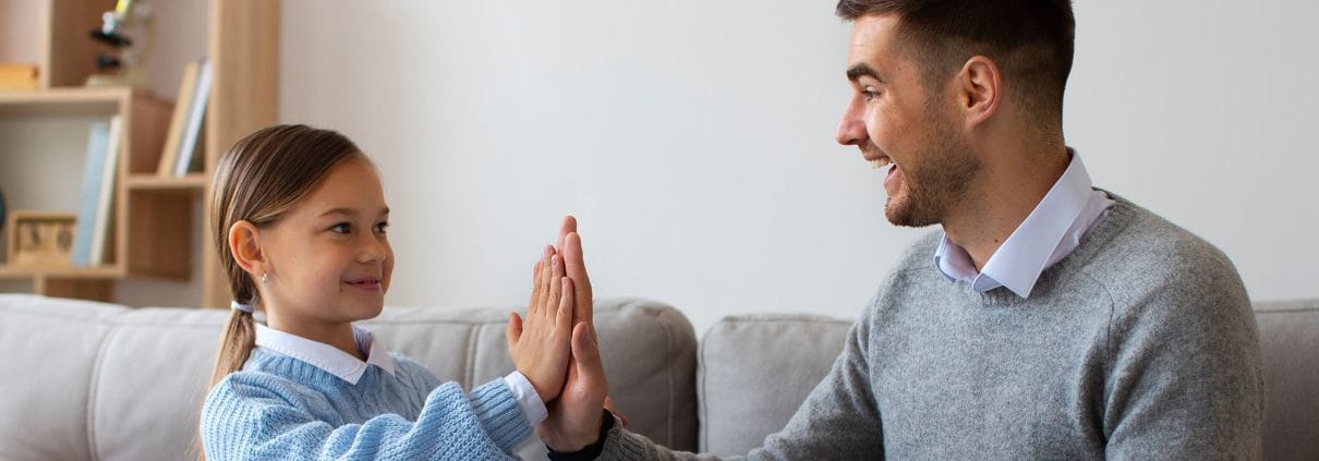 Bilinçli ebeveynlik kavramını temsil eden ebeveyn ve çocuk görseli