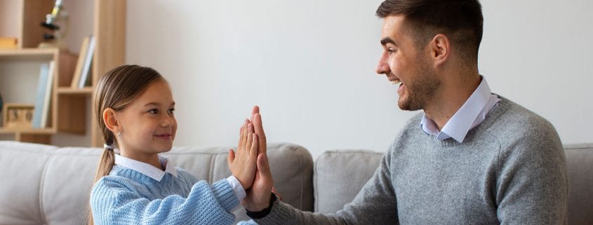 Bilinçli ebeveynlik kavramını temsil eden ebeveyn ve çocuk görseli