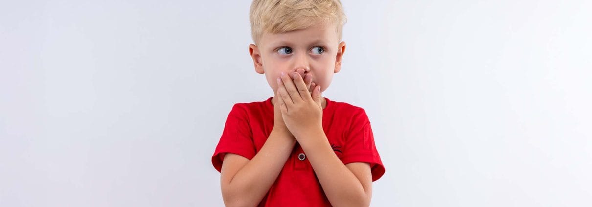 Annesiyle konuşurken zorlanan çocuk ve dinleyen anne - Antalya Pedagog)