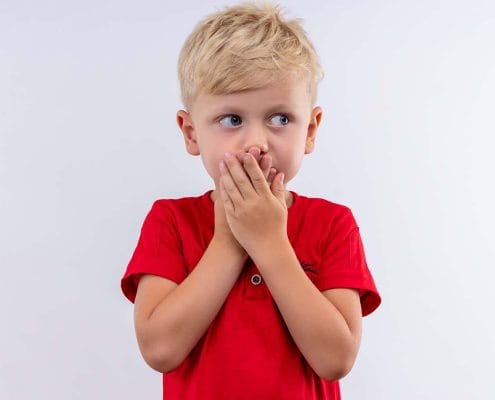 Annesiyle konuşurken zorlanan çocuk ve dinleyen anne - Antalya Pedagog)