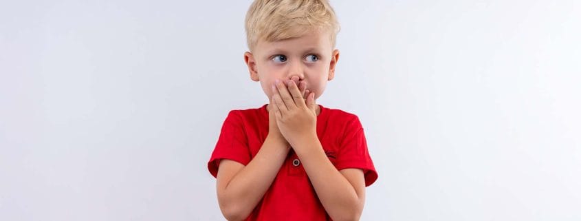 Annesiyle konuşurken zorlanan çocuk ve dinleyen anne - Antalya Pedagog)