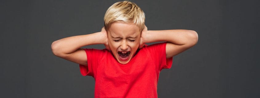 Öfke kontrolü zorlanan bir çocuğu temsil eden açıklayıcı görsel