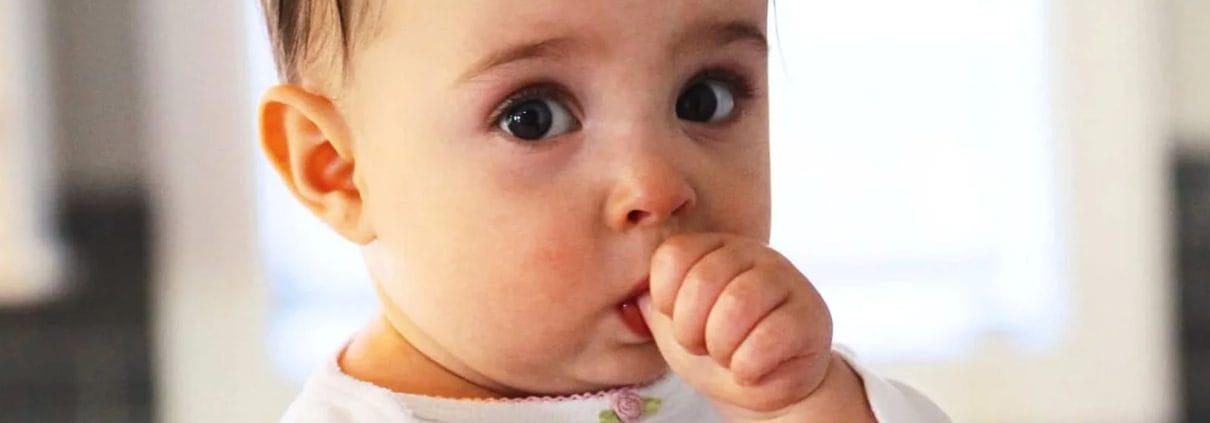 Parmak emme alışkanlığı olan çocuğu temsil eden açıklayıcı görsel