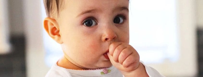 Parmak emme alışkanlığı olan çocuğu temsil eden açıklayıcı görsel