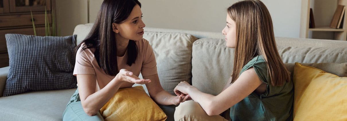 Ergenlik döneminde iletişimin önemini temsil eden ebeveyn ve ergen görseli