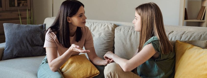 Ergenlik döneminde iletişimin önemini temsil eden ebeveyn ve ergen görseli