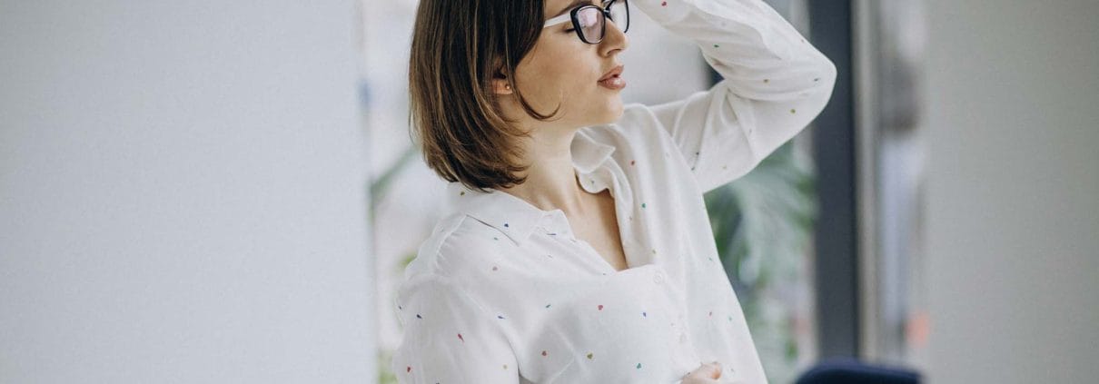 Hamilelikte stresin bebeğe etkilerini düşünen anne adayı - Antalya Yankı Psikolojik Danışmanlık