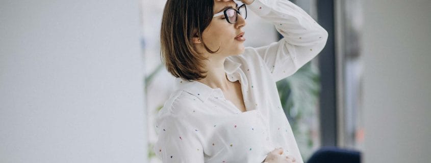 Hamilelikte stresin bebeğe etkilerini düşünen anne adayı - Antalya Yankı Psikolojik Danışmanlık