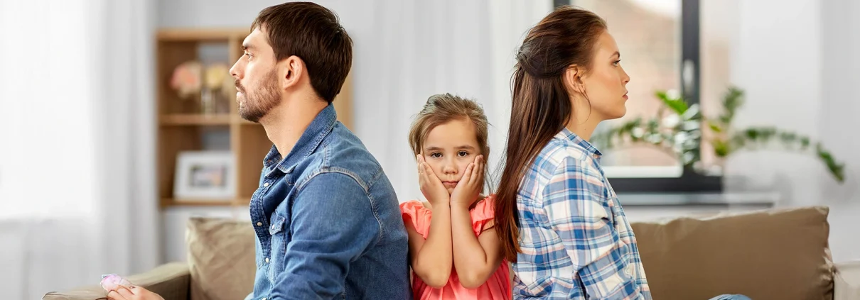 Ebeveynleri tartışırken kulaklarını kapatan üzgün çocuk