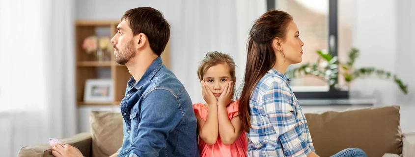 Ebeveynleri tartışırken kulaklarını kapatan üzgün çocuk