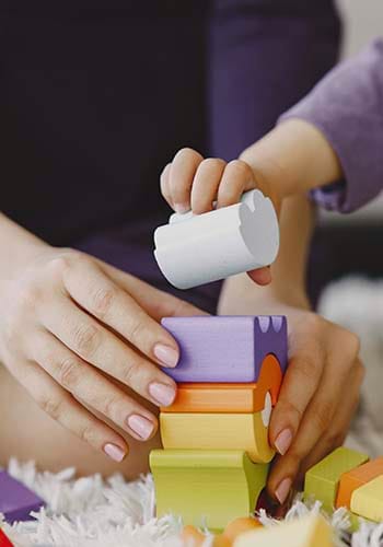 Terapist eşliğinde duygularını ifade eden çocuk