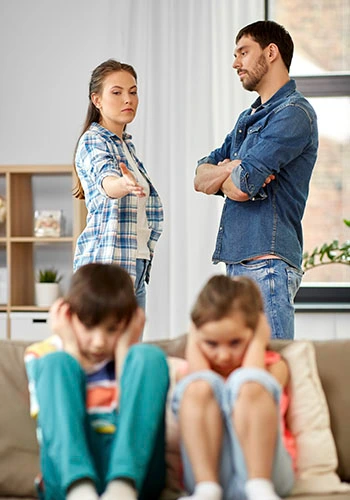 Sorunlarını konuşarak çözen mutlu ebeveynler ve çocuk - anne baba kavgası